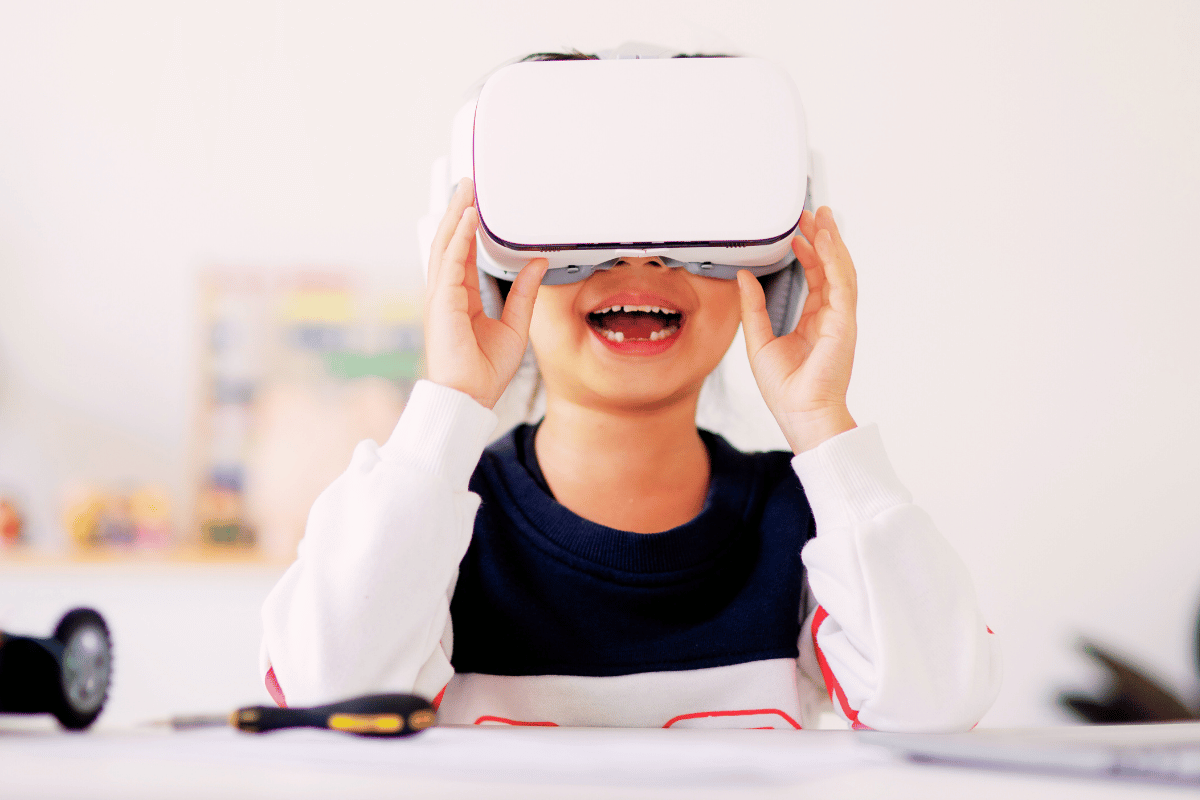 Niña descubriendo unos lentes de realidad virtual (VR) en un entorno futurista.