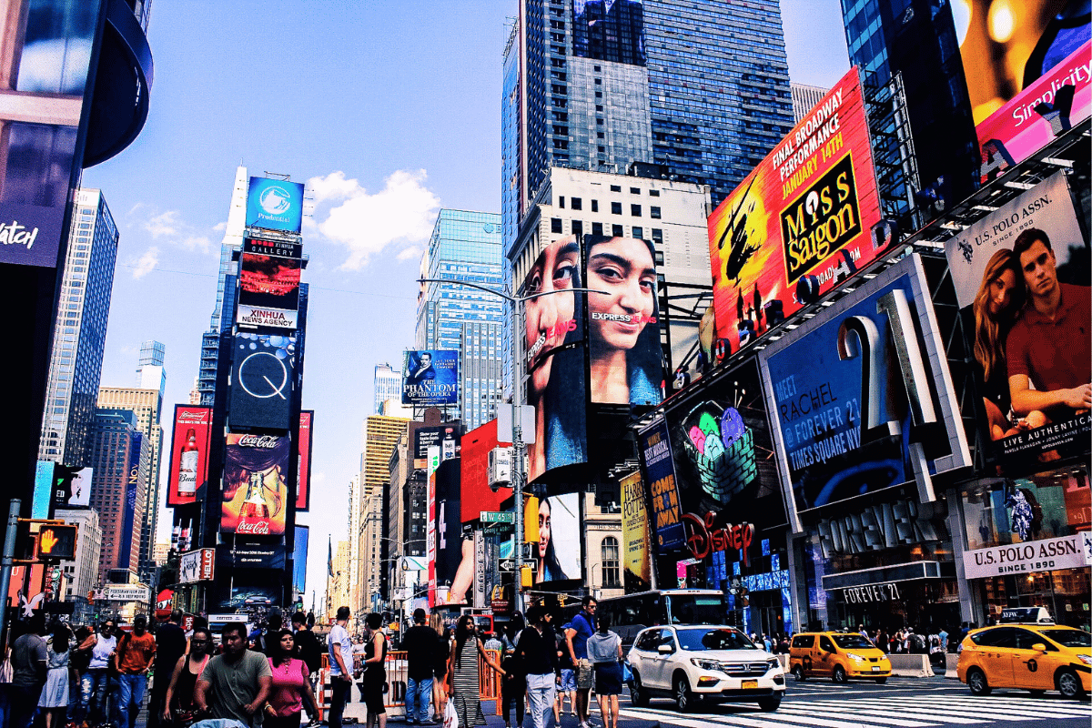 Espectaculares publicitarios iluminan Times Square, Nueva York.